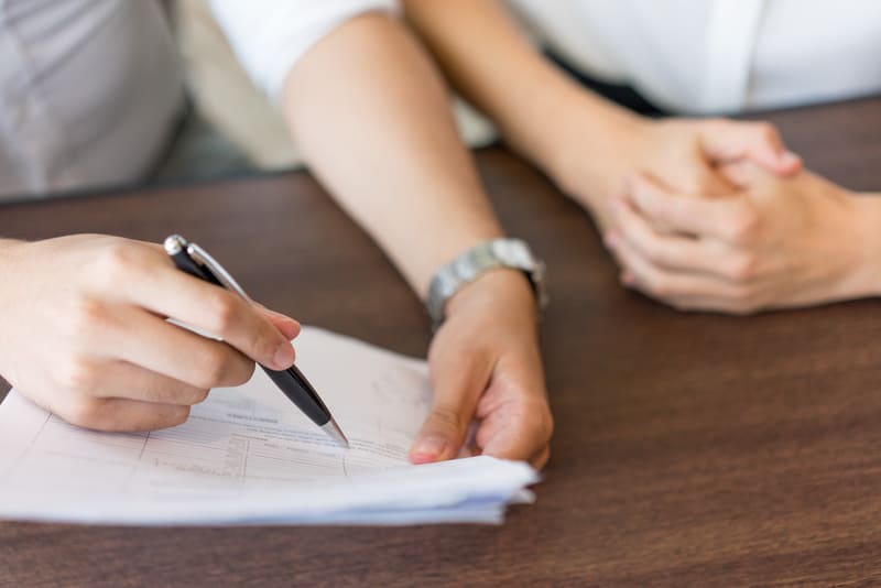Abogada explicando las fases de un divorcio contencioso a su cliente