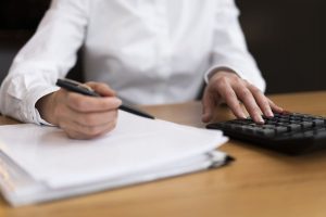 Abogada de familia en Pontevedra revisando el presupuesto de un divorcio