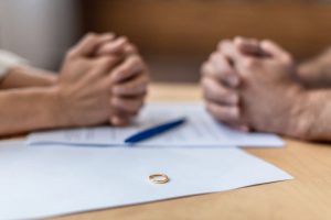 Cálculo del coste de un divorcio con documentos legales sobre una mesa