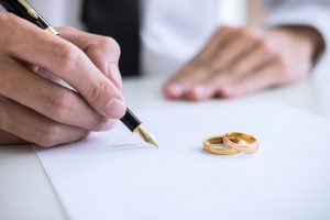 Firma de un convenio regulador de divorcio de mutuo acuerdo en un despacho de abogados